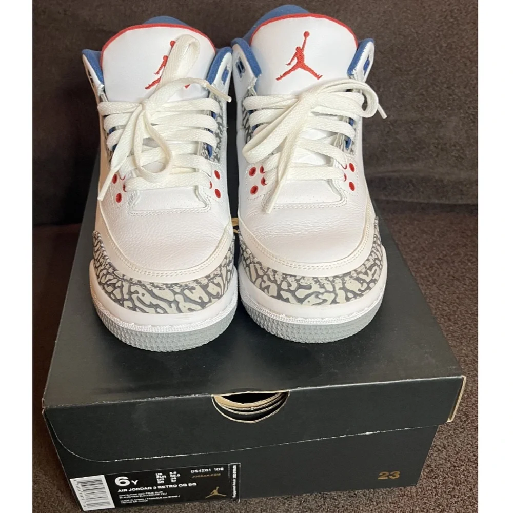 Jordan Men’s White/Blue/Red Elephant Print Sneakers